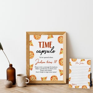 Pu&ograve; includere: Un cartello incorniciato e un biglietto abbinato con illustrazioni di pizza ad acquerello. Il cartello recita: TIME capsule To be opened when Jackson turns 18. Please write a message for Jackson. Make a prediction or share your hopes.