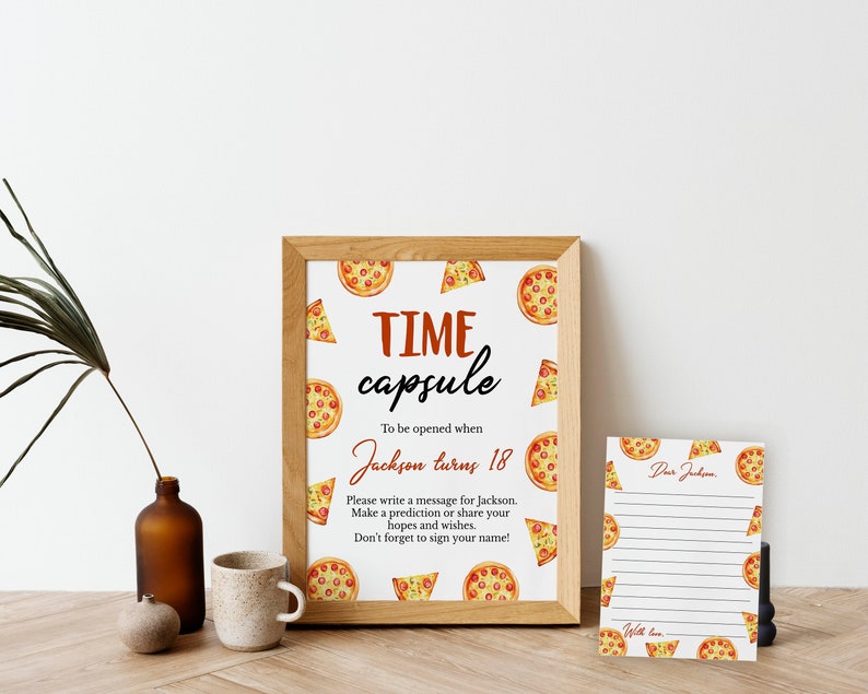 Pu&ograve; includere: Un cartello incorniciato e un biglietto abbinato con illustrazioni di pizza ad acquerello. Il cartello recita: TIME capsule To be opened when Jackson turns 18. Please write a message for Jackson. Make a prediction or share your hopes.