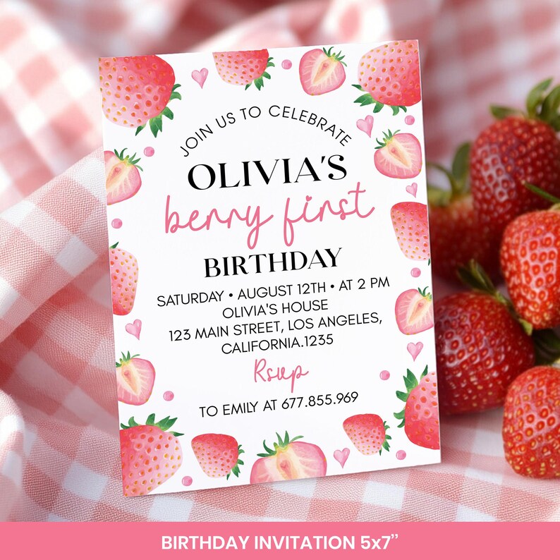 Pode incluir: Um cart&atilde;o de convite de anivers&aacute;rio retangular com fundo branco e uma borda de morangos vermelhos e pequenos cora&ccedil;&otilde;es cor-de-rosa. O texto diz: JOIN US TO CELEBRATE OLIVIA'S berry first BIRTHDAY, SATURDAY AUGUST 12TH AT 2 PM, OLIVIA'S HOUSE, 123 MAIN STREET, LOS ANGELES, CALIFORNIA.1235, RSVP TO EMILY AT 677.855.969.