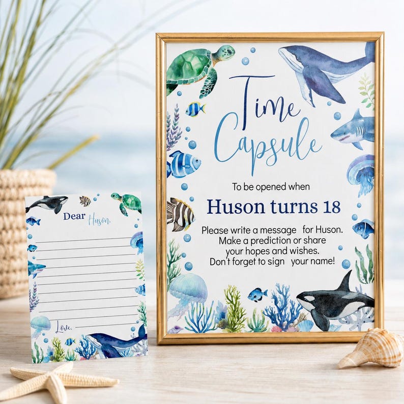 Pu&ograve; includere: Un cartello con cornice dorata e un biglietto abbinato con illustrazioni ad acquerello di vita marina. Il cartello recita Time Capsule To be opened when Huson turns 18. Please write a message for Huson. Make a prediction or share your hopes.
