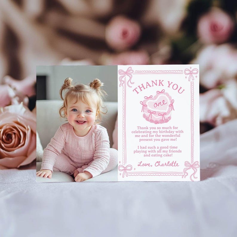Pu&ograve; includere: Biglietto di ringraziamento rosa con una foto di una bambina in un vestito rosa. Il biglietto dice "Grazie mille per aver festeggiato il mio compleanno con me e per il meraviglioso regalo che mi hai fatto! Mi sono divertita un mondo a giocare con tutti i miei amici e a mangiare la torta! Con affetto, Charlotte."