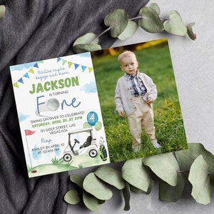 Pode incluir: Um cart&atilde;o de convite de anivers&aacute;rio retangular com tema de golfe, apresentando a foto de uma crian&ccedil;a, texto em verde e azul, uma ilustra&ccedil;&atilde;o de um carrinho de golfe e detalhes da festa, incluindo o nome Jackson, data, hora e endere&ccedil;o.