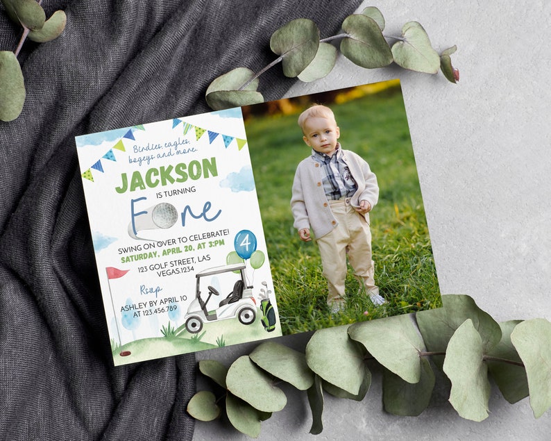 Pode incluir: Um cart&atilde;o de convite de anivers&aacute;rio retangular com tema de golfe, apresentando a foto de uma crian&ccedil;a, texto em verde e azul, uma ilustra&ccedil;&atilde;o de um carrinho de golfe e detalhes da festa, incluindo o nome Jackson, data, hora e endere&ccedil;o.
