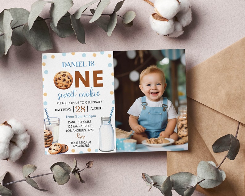 Pu&ograve; includere: Un invito blu e giallo con una foto di un bambino. La carta dice "Daniel ha un anno, un dolce biscotto" e ha un'illustrazione di un biscotto con gocce di cioccolato. Il testo include anche la data e l'ora della festa, l'indirizzo e le informazioni RSVP.