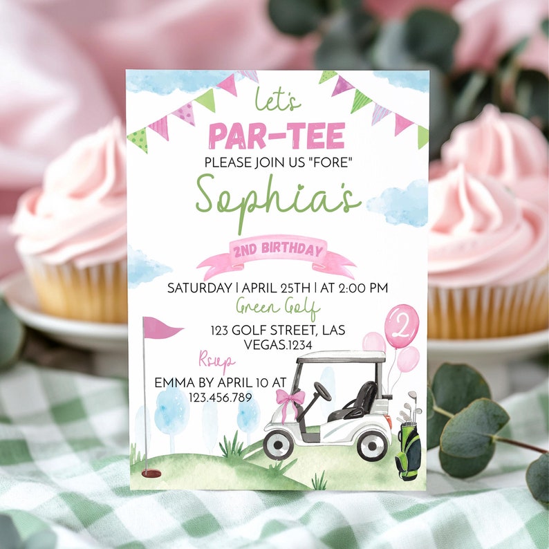 Op de afbeelding: Een roze en groene verjaardagsuitnodiging voor de 2e verjaardag van een meisje. De uitnodiging toont een golfkar met een roze strik en de tekst "Let's Par-Tee" en "Sophia's 2nd Birthday".