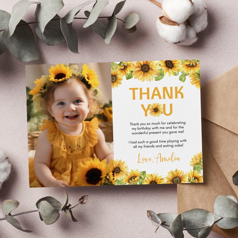 Puede incluir: Una tarjeta de agradecimiento rectangular con una fotograf&iacute;a de un ni&ntilde;o sonriente con un vestido amarillo y una corona de girasoles a la izquierda, y texto a la derecha que dice THANK YOU, un mensaje y el nombre Love, Amelia, enmarcado por girasoles.