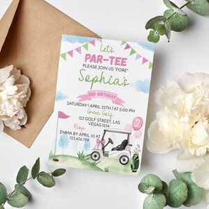 Op de afbeelding: Een roze en groene uitnodiging voor een 2e verjaardagsfeest met een golf thema. De uitnodiging zegt "Let's Par-Tee" en "Sophia's 2nd Birthday". De uitnodiging bevat ook een cartoon golfkar en de tekst "Zaterdag 25 april om 14:00 uur, Green Golf, 123 Golf Street, Las Vegas, 1234, RSVP Emma voor 10 april op 123.456.789".