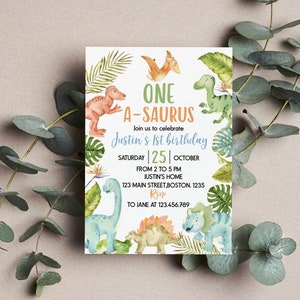 Op de afbeelding: Een rechthoekige verjaardagsuitnodigingskaart met aquarelillustraties van verschillende dinosaurussen en tropische bladeren. De tekst luidt: ONE A-SAURUS, Join us to celebrate Justin's 1st birthday, SATURDAY 25 OCTOBER, FROM 2 TO 5 PM, JUSTIN'S HOME, 123 MAIN STREET, BOSTON. 1235, RSVP TO JANE AT 123.456.789.