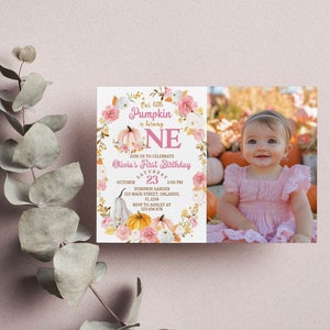 Pu&ograve; includere: Un invito rosa e oro con un design a forma di zucca e ghirlanda di fiori. Il testo recita "One little pumpkin is turning one" e "Olivia's First Birthday". L'invito include la data, l'ora e il luogo della festa.