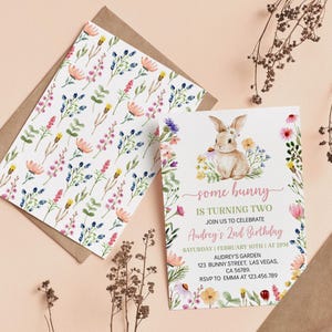 K&ouml;nnte beinhalten: Eine Geburtstagseinladungskarte mit einer Aquarellillustration eines braunen Hasen, umgeben von bunten Wildblumen. Der Text lautet: some bunny IS TURNING TWO JOIN US TO CELEBRATE Audrey's 2nd Birthday SATURDAY | FEBRUARY 10TH | AT 2PM AUDREY'S GARDEN 123 BUNNY STREET, LAS VEGAS, CA 56789, RSVP TO EMMA AT 123.456.789. Ein Umschlag mit Blumenmuster ist ebenfalls zu sehen.