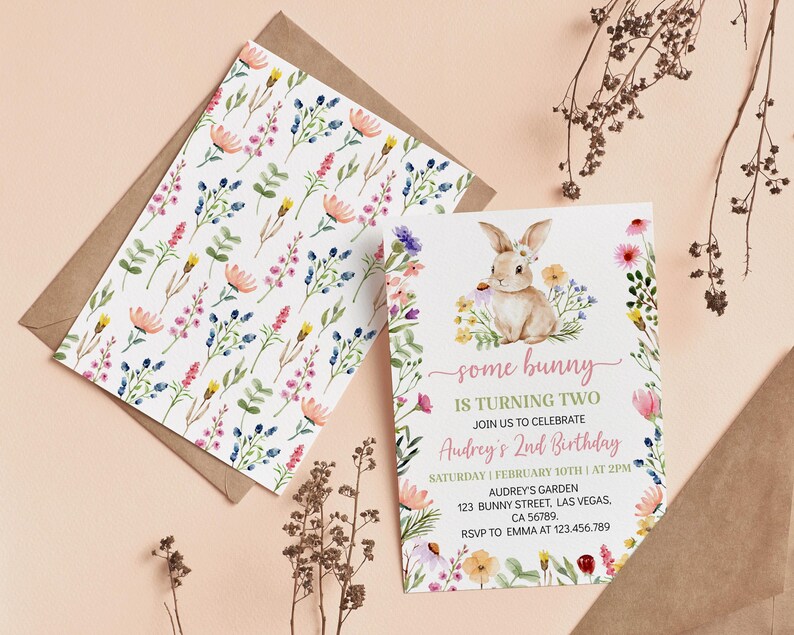 K&ouml;nnte beinhalten: Eine Geburtstagseinladungskarte mit einer Aquarellillustration eines braunen Hasen, umgeben von bunten Wildblumen. Der Text lautet: some bunny IS TURNING TWO JOIN US TO CELEBRATE Audrey's 2nd Birthday SATURDAY | FEBRUARY 10TH | AT 2PM AUDREY'S GARDEN 123 BUNNY STREET, LAS VEGAS, CA 56789, RSVP TO EMMA AT 123.456.789. Ein Umschlag mit Blumenmuster ist ebenfalls zu sehen.