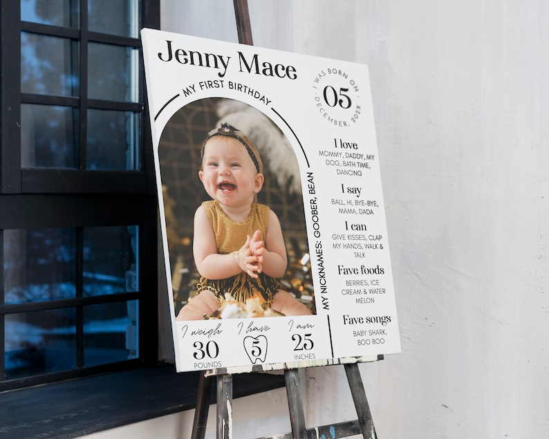 Puede incluir: Un cartel blanco con texto negro y una foto de una ni&ntilde;a peque&ntilde;a. El cartel dice "Jenny Mace, Mi Primer Cumplea&ntilde;os, Nacida El 05 De Diciembre De 202X". Tambi&eacute;n indica el peso del beb&eacute;, 30 libras, y la altura, 25 pulgadas. El cartel incluye informaci&oacute;n sobre los gustos del beb&eacute;, como sus comidas y canciones favoritas.