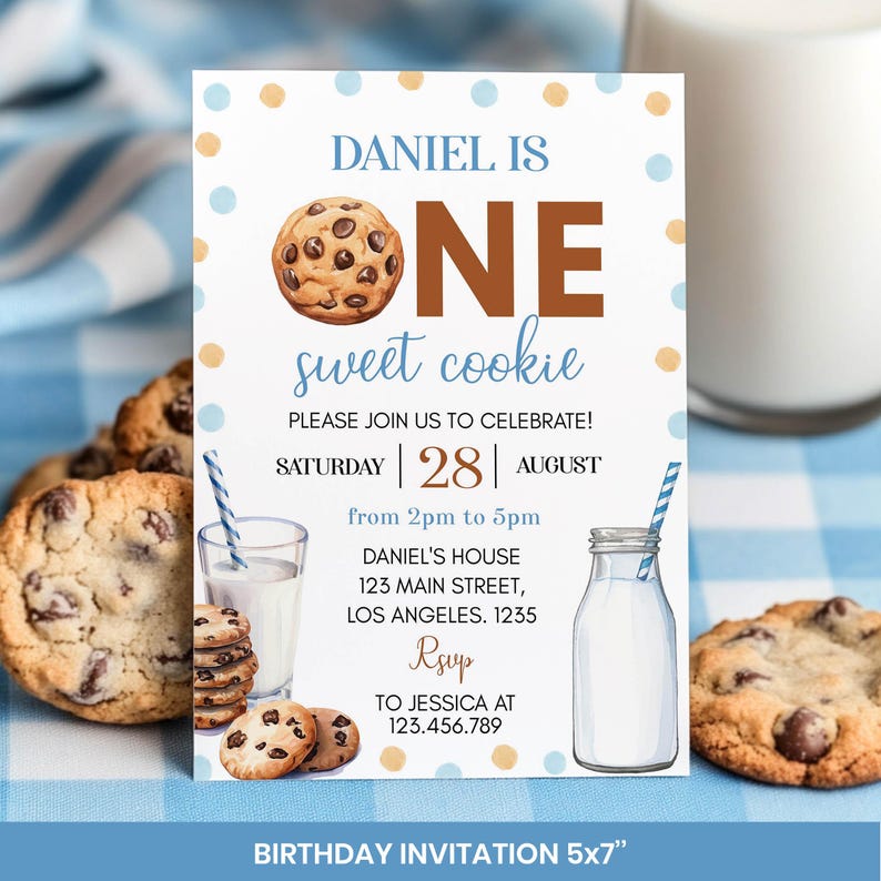 Op de afbeelding: Een 5x7 verjaardagsuitnodiging met een chocolate chip cookie, een glas melk met een blauw gestreept rietje en blauwe en beige stippen. De tekst luidt: DANIEL IS ONE sweet cookie, zaterdag 28 augustus, 14:00 tot 17:00 uur, 123 Main Street, Los Angeles.
