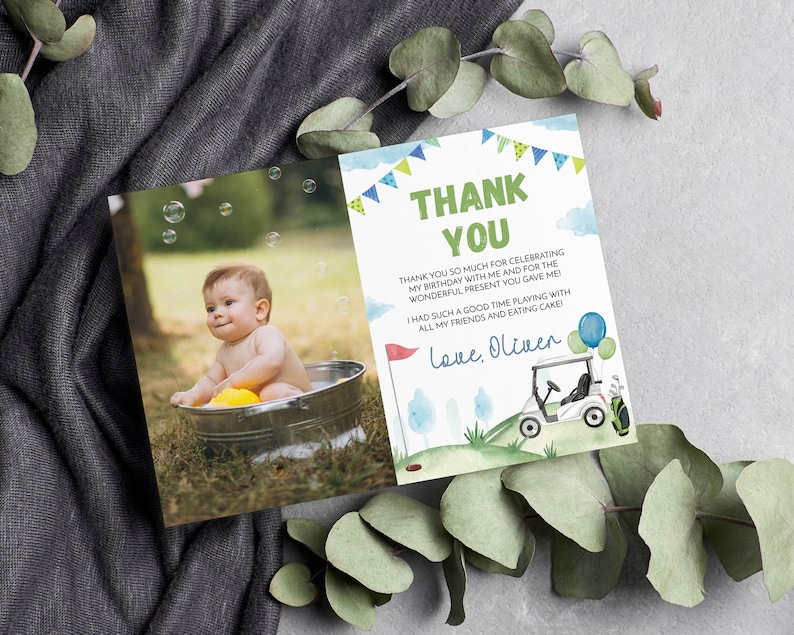Pode incluir: Um cart&atilde;o de agradecimento com uma ilustra&ccedil;&atilde;o em aquarela de um carrinho de golfe e um beb&ecirc; em uma banheira. O cart&atilde;o diz "Obrigado" e "Com amor, Oliver".