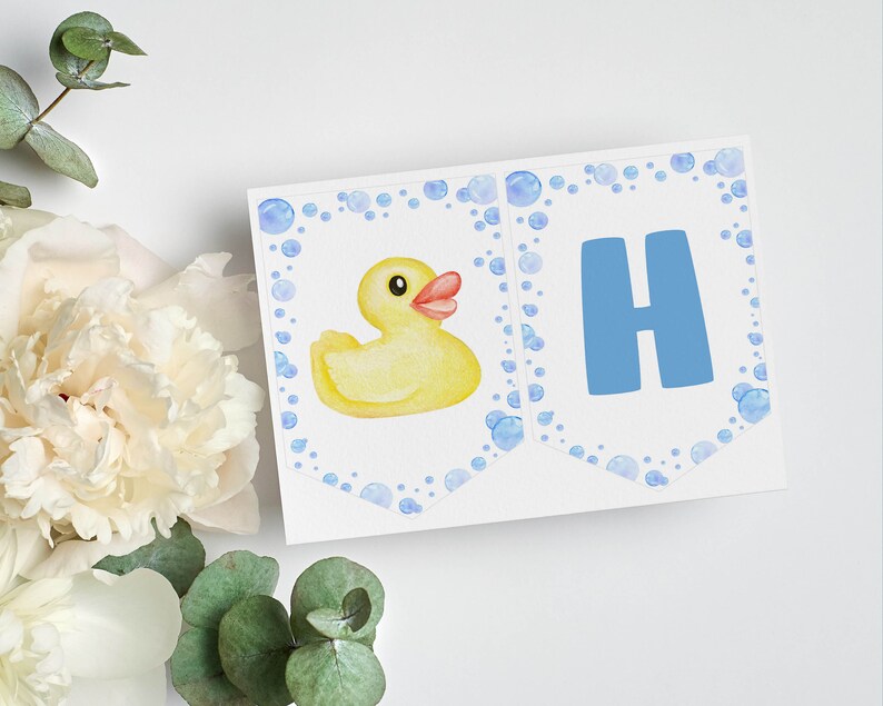 Puede incluir: Una pieza de banner rectangular blanca que presenta un pato de goma amarillo en acuarela a la izquierda y una letra H azul grande a la derecha, ambos rodeados por un borde de burbujas azul claro de varios tama&ntilde;os.