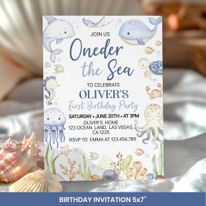 Puede incluir: Una tarjeta de invitaci&oacute;n de cumplea&ntilde;os de 5x7 pulgadas con ilustraciones en acuarela de criaturas marinas que incluyen un delf&iacute;n, una ballena, una tortuga, un pulpo y una medusa. El texto dice: JOIN US Oneder the Sea TO CELEBRATE OLIVER'S First Birthday Party.