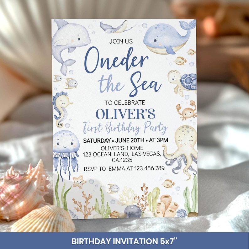 Puede incluir: Una tarjeta de invitaci&oacute;n de cumplea&ntilde;os de 5x7 pulgadas con ilustraciones en acuarela de criaturas marinas que incluyen un delf&iacute;n, una ballena, una tortuga, un pulpo y una medusa. El texto dice: JOIN US Oneder the Sea TO CELEBRATE OLIVER'S First Birthday Party.