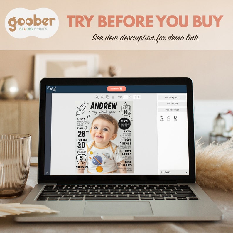 Pode incluir: Uma tela de laptop exibindo um modelo de p&ocirc;ster de marcos do beb&ecirc; personaliz&aacute;vel com o nome Andrew, uma foto de um beb&ecirc; e gr&aacute;ficos com tema espacial, incluindo um foguete e planetas, com texto detalhando as conquistas do primeiro ano.