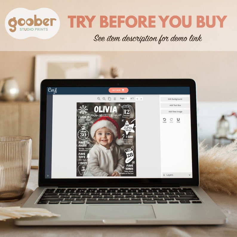 Puede incluir: Una pantalla de port&aacute;til muestra una plantilla de p&oacute;ster digital personalizable con la foto de un beb&eacute; con gorro de Pap&aacute; Noel. El dise&ntilde;o incluye texto como OLIVIA, MY FIRST YEAR, I LOVE, I WEIGH 30 POUNDS y I AM 28 INCHES.