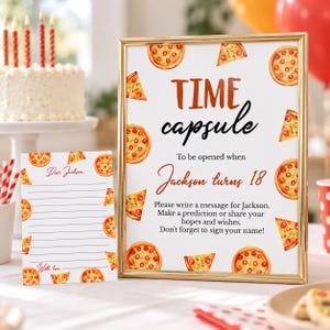 Pu&ograve; includere: Un cartello con cornice dorata e un biglietto a righe abbinato con illustrazioni di pizza ad acquerello. Il cartello recita: TIME capsule To be opened when Jackson turns 18. Please write a message for Jackson. Make a prediction or share your hopes.