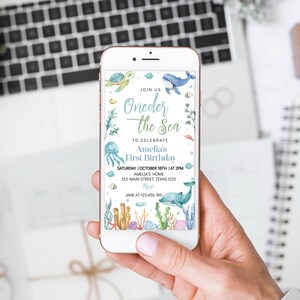 Puede incluir: Una invitaci&oacute;n digital para una fiesta de primer cumplea&ntilde;os con un tema de bajo el mar. La invitaci&oacute;n presenta una ballena azul, una tortuga, una medusa y coral. El texto de la invitaci&oacute;n dice: "&Uacute;nete a nosotros Oneder the Sea para celebrar el primer cumplea&ntilde;os de Amelia. S&aacute;bado | 18 de octubre | a las 2 PM. Casa de Amelia 123 Main Street, Texas 1235. RSVP Jane al 123.456.789."