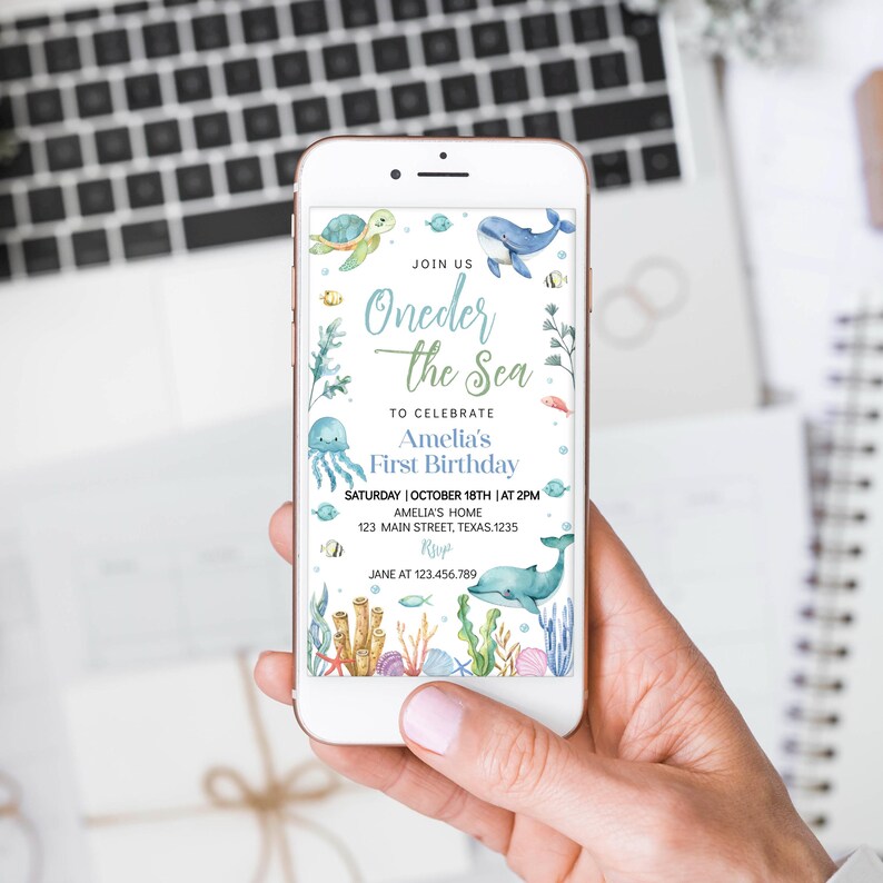 Puede incluir: Una invitaci&oacute;n digital para una fiesta de primer cumplea&ntilde;os con un tema de bajo el mar. La invitaci&oacute;n presenta una ballena azul, una tortuga, una medusa y coral. El texto de la invitaci&oacute;n dice: "&Uacute;nete a nosotros Oneder the Sea para celebrar el primer cumplea&ntilde;os de Amelia. S&aacute;bado | 18 de octubre | a las 2 PM. Casa de Amelia 123 Main Street, Texas 1235. RSVP Jane al 123.456.789."