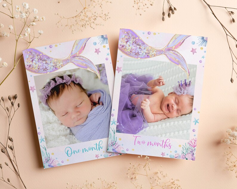 Pode incluir: Dois cart&otilde;es de fotos de beb&ecirc; com tema de cauda de sereia em roxo e dourado. Os cart&otilde;es mostram uma menina em um tutu roxo e uma coroa. O texto nos cart&otilde;es diz "Um m&ecirc;s" e "Dois meses".