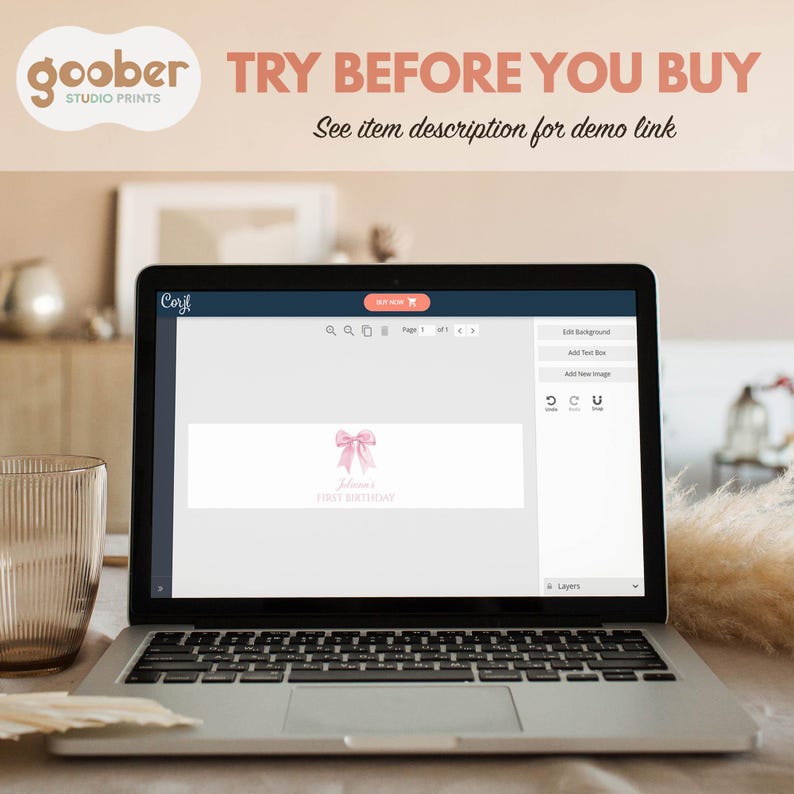 Puede incluir: Una pantalla de port&aacute;til que muestra una interfaz de dise&ntilde;o digital con el texto Goober Studio Prints, Try Before You Buy y See item description for demo link. El &aacute;rea de dise&ntilde;o muestra un gr&aacute;fico de lazo rosa y el texto Julianna's First Birthday.
