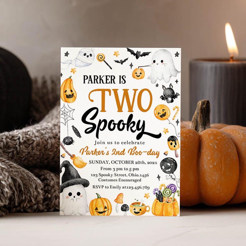 以下が含まれることがあります： 「PARKER IS TWO Spooky」、「Join us to celebrate Parker's 2nd Boo-day」、日付、時間、住所、RSVPの詳細が記載されたハロウィーンをテーマにした長方形の招待状。水彩画風の幽霊、カボチャ、コウモリ、キャンディのイラストが描かれています。