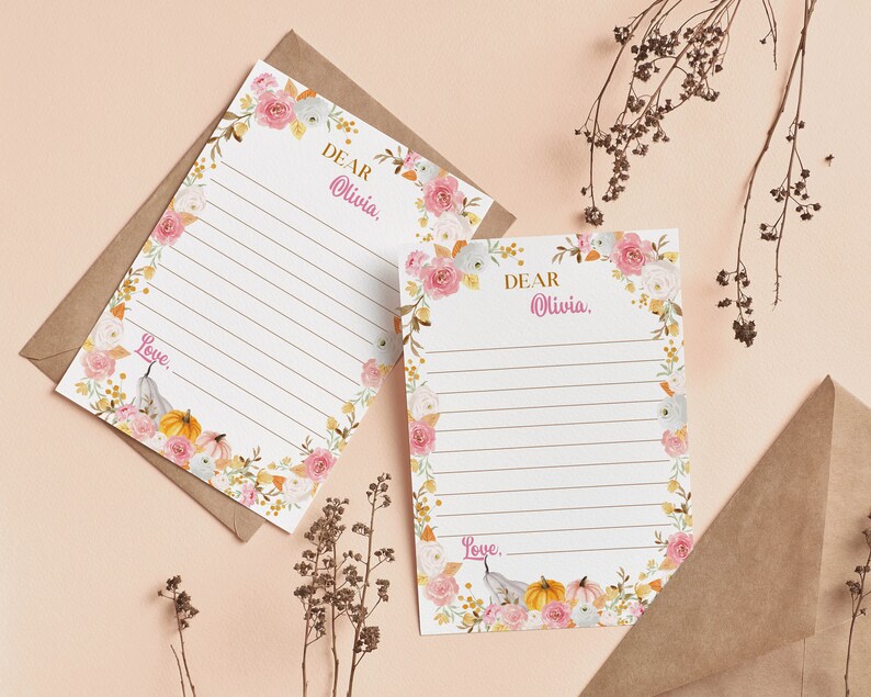 K&ouml;nnte beinhalten: Zwei wei&szlig;e Briefpapierb&ouml;gen mit horizontalen Linien, verziert mit einem Blumenrand aus rosa Rosen, wei&szlig;en Bl&uuml;ten und orangefarbenen K&uuml;rbissen. Der Text "DEAR Olivia," steht oben und "Love," unten auf jedem der beiden Briefpapierb&ouml;gen.