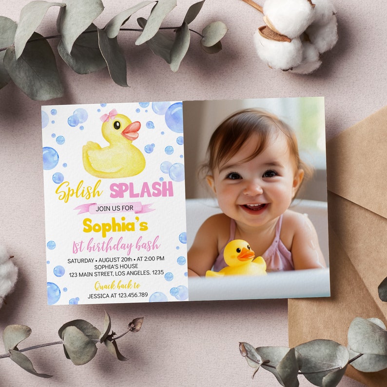 以下が含まれることがあります： ピンクのリボンをつけた黄色いラバーダック、青い泡、そしてSplish Splash Join us for Sophia's 1st birthday bash Saturday August 20th at 2:00 PM Sophia's House 123 Main Street Los Angeles 1235という文字が印刷された長方形の誕生日招待状。