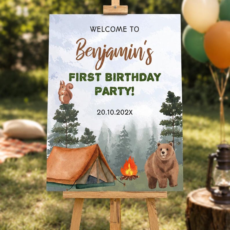Op de afbeelding: Een rechthoekig verjaardagsbord op een houten ezel met een bossc&egrave;ne, een bruine tent, een kampvuur, een eekhoorn en een beer. De tekst luidt: WELCOME TO Benjamin's FIRST BIRTHDAY PARTY! 20.10.202X. De achtergrond toont bomen in aquarel-stijl.