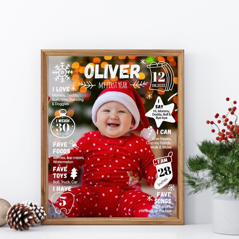 Puede incluir: Un p&oacute;ster de hitos enmarcado para un beb&eacute; llamado Oliver, con la foto de un infante sonriente con gorro de Pap&aacute; Noel y pijama de lunares. El texto incluye la fecha 12.08.2022, 30 libras de peso, 28 pulgadas de altura y cinco dientes.
