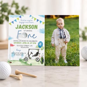 Pode incluir: Um cart&atilde;o de convite de anivers&aacute;rio retangular com tema de golfe e a foto de uma crian&ccedil;a &agrave; direita. O lado esquerdo exibe texto incluindo JACKSON IS TURNING ONE, uma ilustra&ccedil;&atilde;o de um carrinho de golfe, bal&otilde;es e uma bandeira no campo.