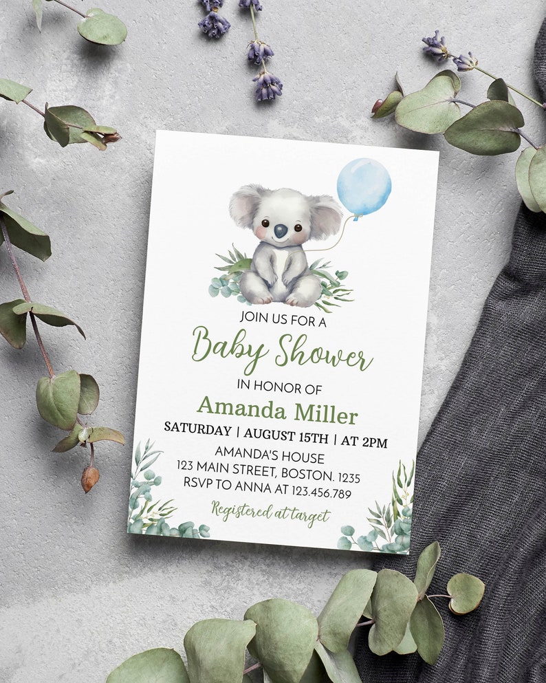 K&ouml;nnte beinhalten: Eine rechteckige, wei&szlig;e Einladungskarte f&uuml;r eine Babyparty mit einer Aquarellillustration eines Koalas, der einen hellblauen Luftballon h&auml;lt, umgeben von gr&uuml;nen Eukalyptusbl&auml;ttern. Der Text lautet: JOIN US FOR A Baby Shower IN HONOR OF Amanda Miller SATURDAY | AUGUST 15TH | AT 2PM AMANDA'S HOUSE 123 MAIN STREET, BOSTON. 1235 RSVP TO ANNA AT 123.456.789 Registered at target.