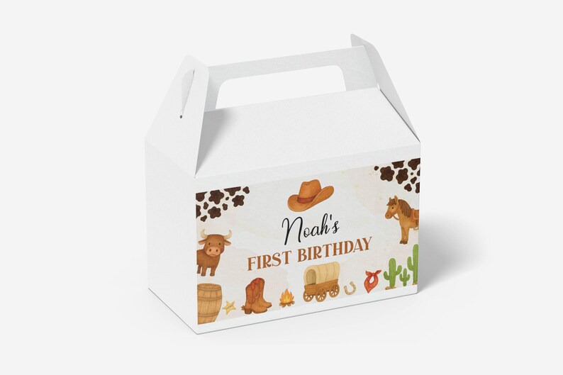 Puede incluir: Una caja de cart&oacute;n blanca con asa y un estampado de tem&aacute;tica western que incluye manchas de vaca, un sombrero de vaquero, un toro, un caballo, un barril, una bota, una carreta, un cactus y el texto Noah's FIRST BIRTHDAY en letras marrones.