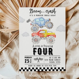 Puede incluir: Una tarjeta de invitaci&oacute;n rectangular con ilustraciones en acuarela de un cami&oacute;n monstruo azul y uno rojo. El texto dice: Boom... crash IT'S A MONSTER TRUCK BASH! Lucas is turning FOUR. Incluye fecha, hora, direcci&oacute;n y detalles de RSVP con borde a cuadros.