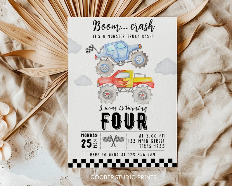 Puede incluir: Una tarjeta de invitaci&oacute;n rectangular con ilustraciones en acuarela de un cami&oacute;n monstruo azul y uno rojo. El texto dice: Boom... crash IT'S A MONSTER TRUCK BASH! Lucas is turning FOUR. Incluye fecha, hora, direcci&oacute;n y detalles de RSVP con borde a cuadros.