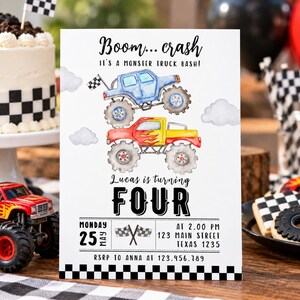Puede incluir: Una tarjeta de invitaci&oacute;n de cumplea&ntilde;os rectangular con ilustraciones en acuarela de un cami&oacute;n monstruo azul y uno rojo, nubes grises y banderas a cuadros. El texto dice Boom... crash IT'S A MONSTER TRUCK BASH! Lucas is turning FOUR, Monday 25 May.