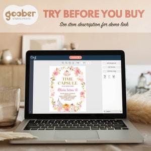 K&ouml;nnte beinhalten: Ein Laptop-Bildschirm zeigt eine digitale Zeitkapsel-Schildvorlage mit einem Blumenkranz aus rosa und wei&szlig;en Bl&uuml;ten, orangefarbenen und wei&szlig;en K&uuml;rbissen sowie dem goldenen Text Time Capsule to be opened when Olivia turns 18.