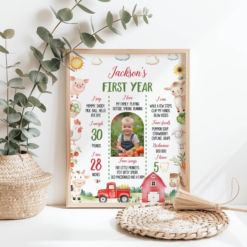 K&ouml;nnte beinhalten: Ein farbenfroher, druckbarer Meilenstein-Chart zum ersten Geburtstag mit einem Bauernhof-Thema. Der Chart zeigt ein Foto eines kleinen Jungen sowie Details zu seinem ersten Lebensjahr, darunter sein Gewicht, seine Gr&ouml;&szlig;e, seine Lieblingsessen, Lieder und Dinge, die er kann. Der Chart ist mit Bauernhoftieren, Gem&uuml;se und einem roten Lastwagen verziert.