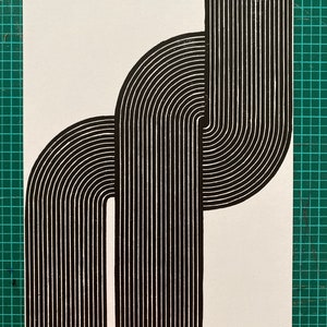 Op de afbeelding: Zwart-witte abstracte print met een geometrisch ontwerp van overlappende gebogen lijnen.