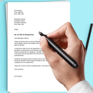 Op de afbeelding: Een sjabloon voor een ontslagbrief met een hand die een zwarte marker vasthoudt. De brief bevat een voorbeeld van een ontslagbrief met ruimte om uw naam, adres, bedrijfsnaam en datum in te vullen.