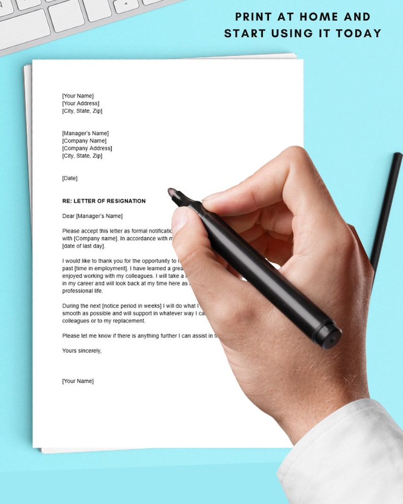 Op de afbeelding: Een sjabloon voor een ontslagbrief met een hand die een zwarte marker vasthoudt. De brief bevat een voorbeeld van een ontslagbrief met ruimte om uw naam, adres, bedrijfsnaam en datum in te vullen.