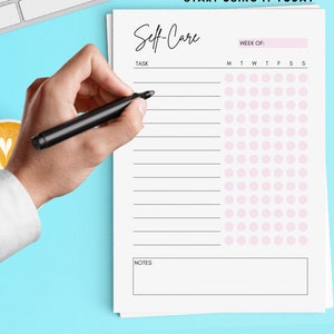 Puede incluir: Un rastreador de autocuidado imprimible con una secci&oacute;n para tareas y notas. El rastreador tiene una cuadr&iacute;cula de c&iacute;rculos para cada d&iacute;a de la semana. El texto "Self-Care" est&aacute; escrito en cursiva en la parte superior de la p&aacute;gina.