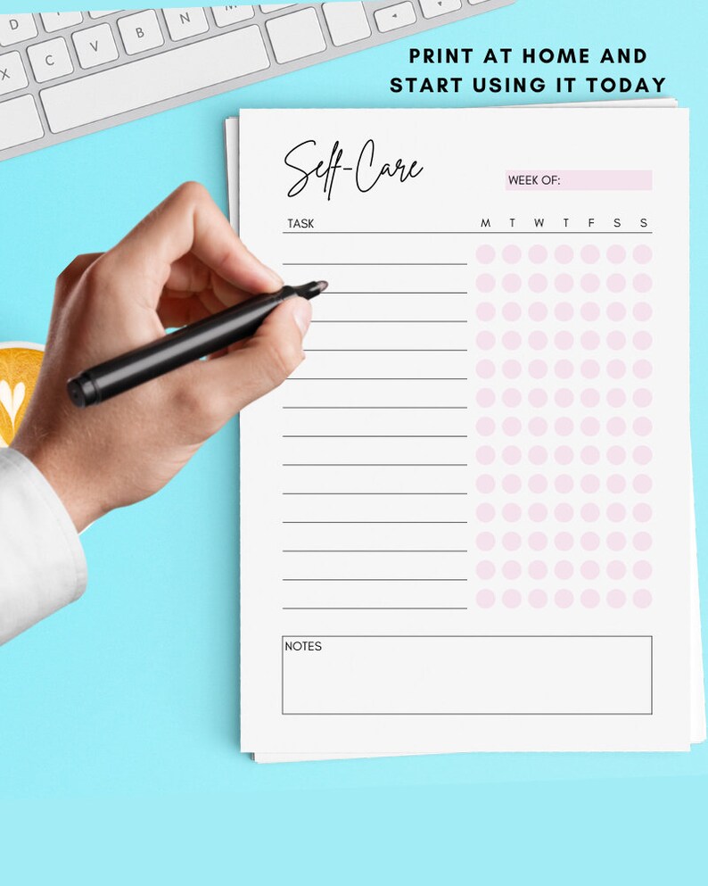 Puede incluir: Un rastreador de autocuidado imprimible con una secci&oacute;n para tareas y notas. El rastreador tiene una cuadr&iacute;cula de c&iacute;rculos para cada d&iacute;a de la semana. El texto "Self-Care" est&aacute; escrito en cursiva en la parte superior de la p&aacute;gina.