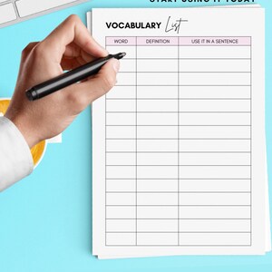 Puede incluir: Una lista de vocabulario imprimible con columnas para la palabra, la definici&oacute;n y el uso en una oraci&oacute;n. El texto "IMPRIMIR EN CASA Y COMENZAR A USARLO HOY" est&aacute; en la parte superior de la p&aacute;gina.