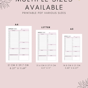 Op de afbeelding: Printbare PDF-planner beschikbaar in A4 (21 cm x 29,7 cm), Letter (21,6 cm x 27,9 cm) en A5 (14,8 cm x 21 cm) formaten. De planner bevat secties voor schema, takenlijst, oproepen, e-mails, projecten, herinneringen en notities. De tekst "MULTIPLE SIZES AVAILABLE" staat bovenaan.