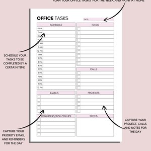 Op de afbeelding: Een afdrukbare kantoortaakplanner met een roze en wit ontwerp. De planner bevat secties voor het plannen van taken, takenlijsten, oproepen, e-mails, projecten, herinneringen en notities. Tekst op de planner luidt "Track Your Office Tasks With This Printable."