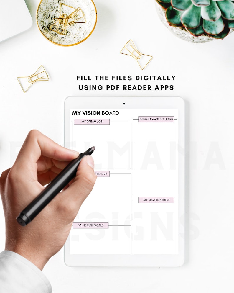 Op de afbeelding: Een witte tablet met een vision board-sjabloon. Het sjabloon is verdeeld in vier secties: Mijn droombaan, Dingen die ik wil leren, Mijn relaties en Mijn gezondheidsdoelen. Een hand houdt een zwarte marker vast en schrijft op de tablet.